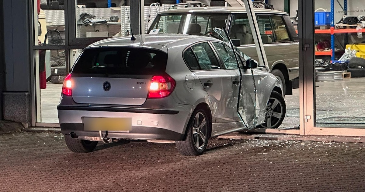 Automobilist rijdt dwars door glazen pui van autodealer in Doenrade