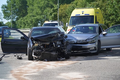 Harde botsing op afrit Maas en Waalweg in Druten