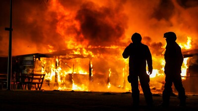 Chalet brandt uit op camping in Herpen, metershoge vlammen na mogelijke brandstichting