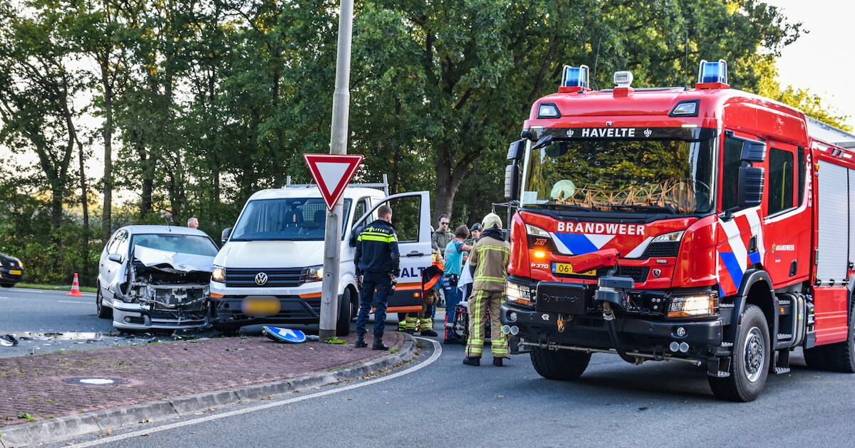 Brandweer bevrijdt bestuurder van bestelbus na botsing in Darp