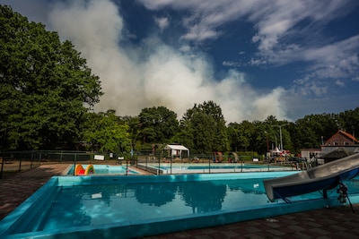Gasten op de camping van Limburgse Danny zijn al vertrokken, hij blust boomtoppen