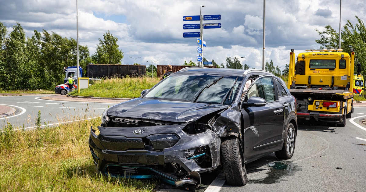 Forse schade bij aanrijding tussen drie auto's op N369 bij Opeinde