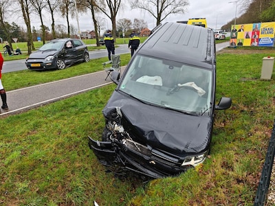 Busje in sloot na aanrijding op Dinxperloseweg bij Bontebrug