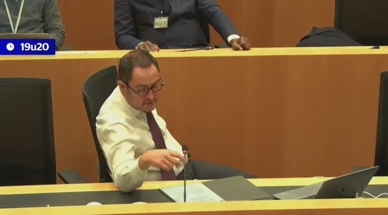 Van Quickenborne is al uren aan het woord in de Kamercommissie Financiën.