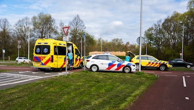 Fietser in botsing met auto op Pieter Calandweg in Arnhem