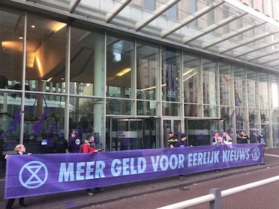 Extinction Rebellion blokkeert ingang ministerie en besmeurt pand met verf: ‘Eerlijk nieuws nodig’