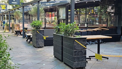 Zwervers en dealers slapen en plassen op terrassen in Eindhovense Kerkstraat, onderne­mers zijn het 
