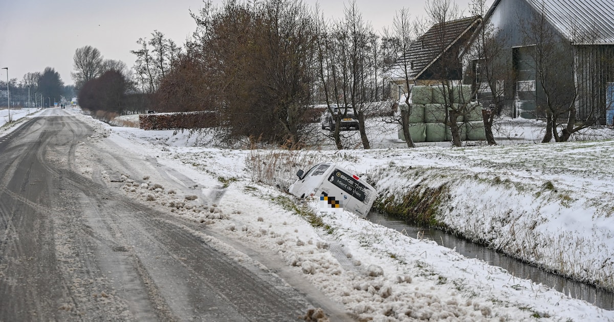 Bestelbus in de sloot in Sint Jacobiparochie