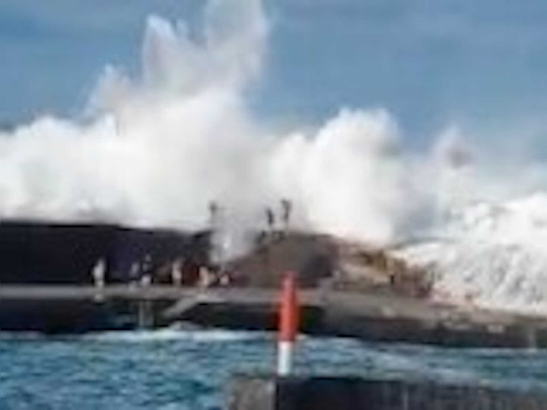 Mensen worden meegesleurd door hoge golven op Tenerife