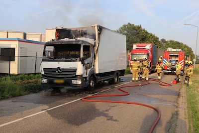 Geparkeerde bakwagen vat vlam in Ravenstein, brandweer zet twee bluswagens in