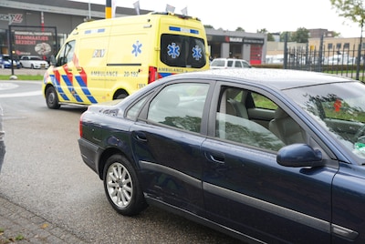 Scooterrijder botst met auto in Waalwijk en raakt gewond, op deze kruising gebeuren vaker ongelukken