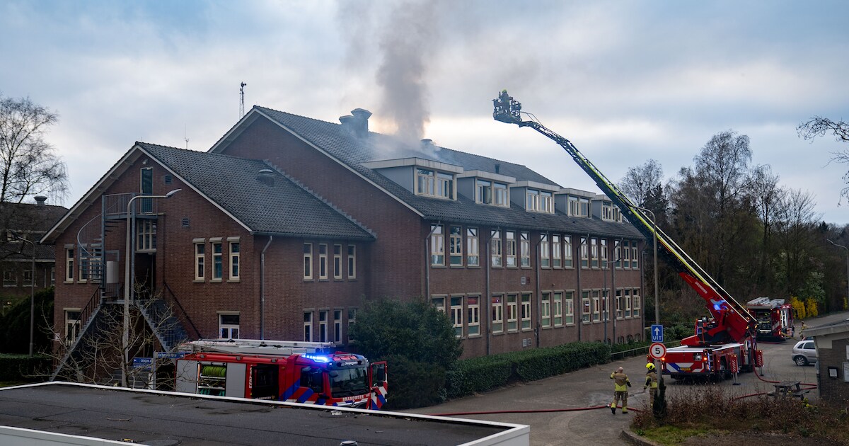 Brand breekt uit op zolder van azc in Schalkhaar, pand is ontruimd
