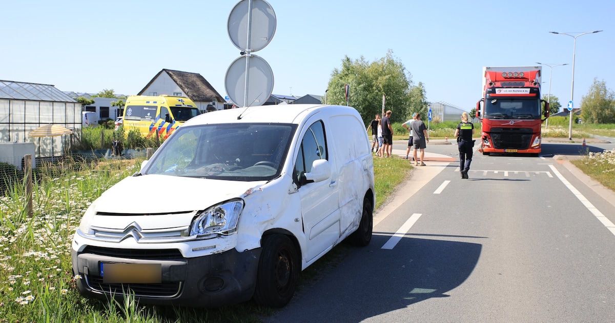 Busje en vrachtauto botsen op kruising in Pijnacker, weg tijdelijk afgesloten