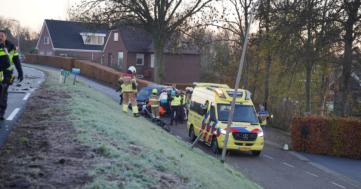 Busjes botsen frontaal op dijk bij Grafhorst: man (54) en vrouw (57) raken gewond