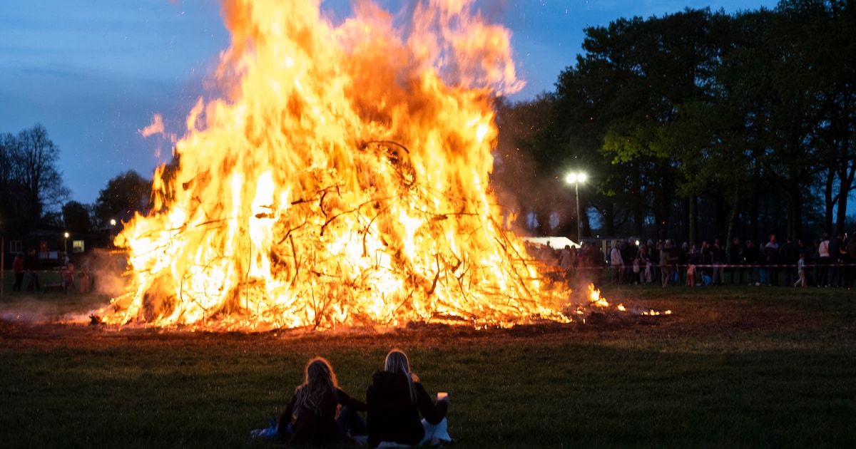 Kinderen voeren fakkeloptocht Anloo aan, tuinfakkels verboden