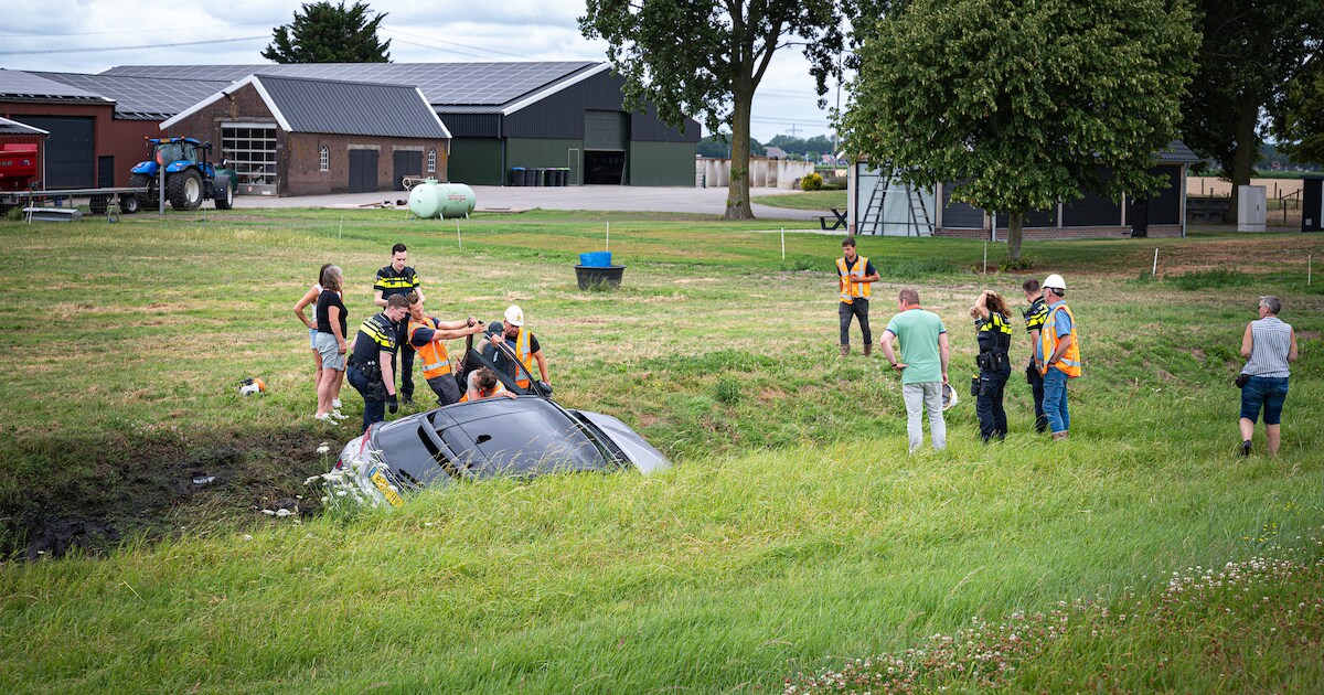 Auto belandt in sloot bij eenzijdig ongeval Hekelingen