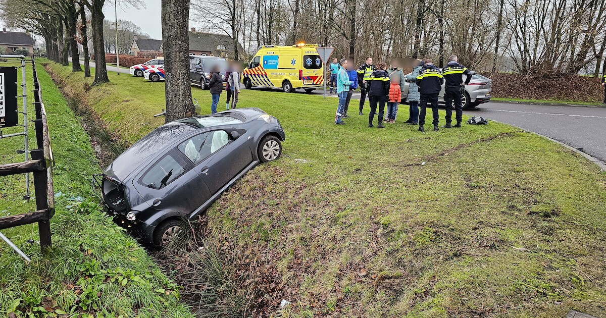 Auto in greppel na ongeval op kruising in Slagharen