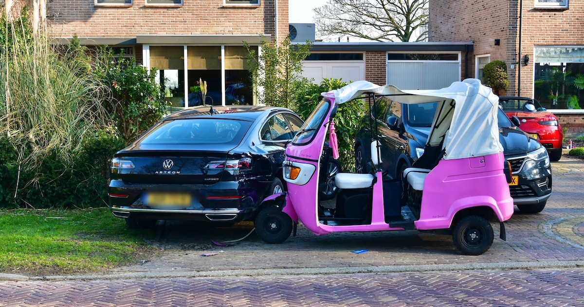 Roze TukTuk vliegt van de weg en veroorzaakt veel schade in Nibbixwoud