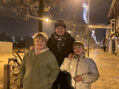 Het eerste uur van 2026 in Apeldoorn: tussen harde knallen houdt Marieke (39) zich wél aan de regels