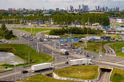 Acht kruispunten krijgen hypermoderne verkeerslichten voor betere doorstroming in Barendrecht en Rid