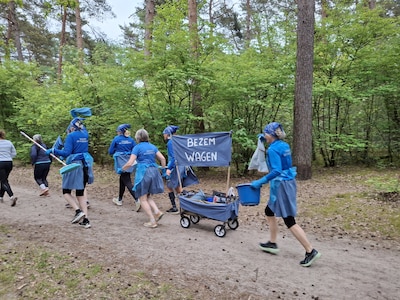 Heftige strijd om wisseltrofee Blauwer dan Blauw: Bezemloopsters pakken trofee in duinen
