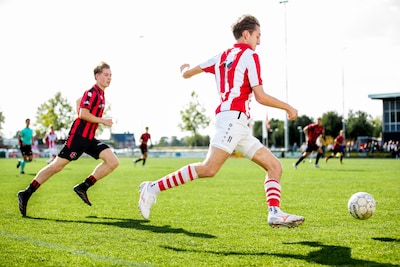 Scheidsrechter is het zat bij derby en staakt het duel • Orion heeft in de vierde divisie opnieuw mo