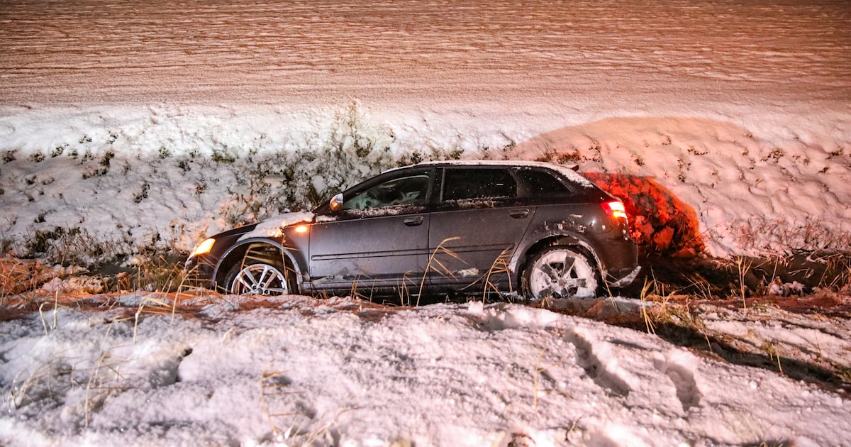 Auto komt zijlings in sloot terecht door gladheid op N355 bij Pieterzijl