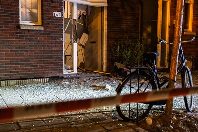 Explosie veroorzaakt enorme schade aan woning aan de Mathenesserstraat in Rotterdam