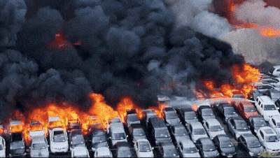 Enorme brand op parkeerplaats bij luchthaven Parijs: tientallen auto’s in lichterlaaie