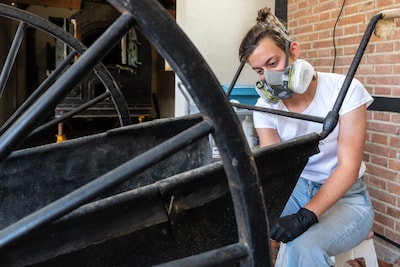 In silence, 27-year-old Dagmar restores the Kamp Vught hearse, which may have been made by prisoners
