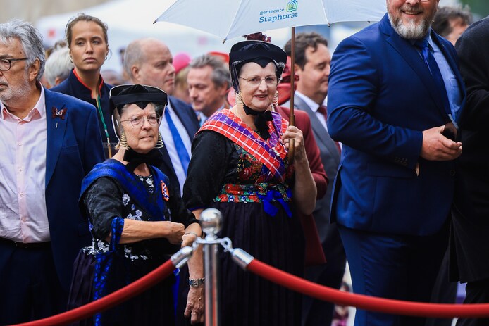 Inwoners van Staphorst arriveren in klederdracht bij de Koninklijke Schouwburg voor de troonrede.