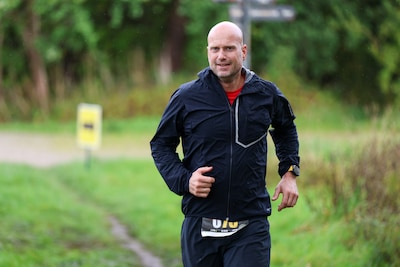 Wouter wint Manchester Backyard Ultra na 194 kilometer in 29 uur: ‘Nu veldbed mee in plaats van ligs