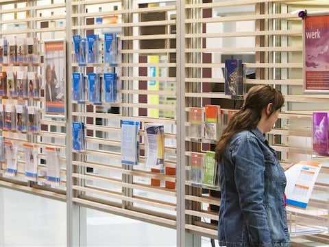 Een werkzoekende bekijkt de vacatures in een vestiging van het UWV in Rotterdam.