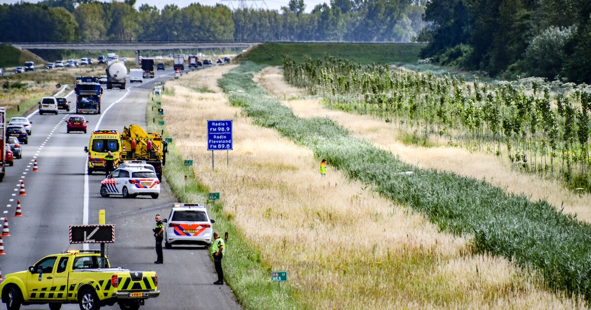 Bestelbusje belandt in sloot langs A6 bij Lelystad