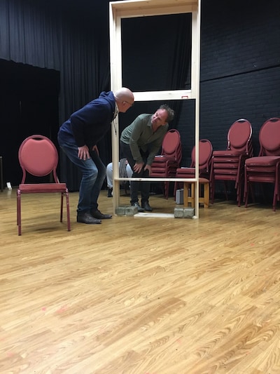 Toneelgroep Horssen brengt komedie 'Een rondje balkon voor meneer' over staatssecretaris