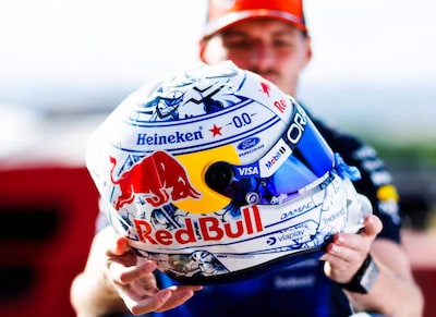 Max Verstappen rijdt met ‘iconische’ Delfts blauwe helm laatste race in Zandvoort