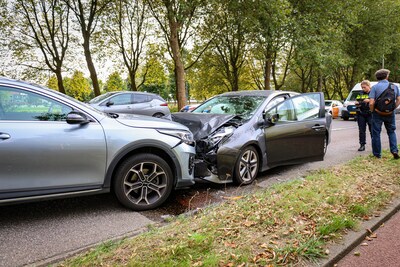 Bestuurder valt in slaap en veroorzaakt frontale botsing op Prinsenlaan in Rotterdam