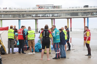 Zwemmers gereanimeerd op stranden van Scheveningen en Katwijk, rode vlag gehesen: ‘Ga niet de zee in’