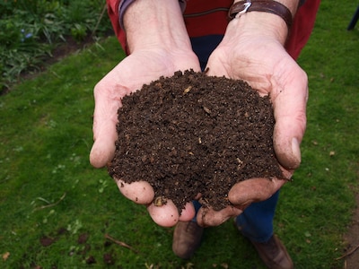 Gratis compost ophalen bij milieustraat Sprang-Capelle