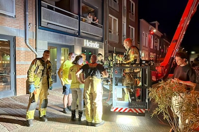 Brandweer redt duif van balkon in Tiel onder applaus van publiek