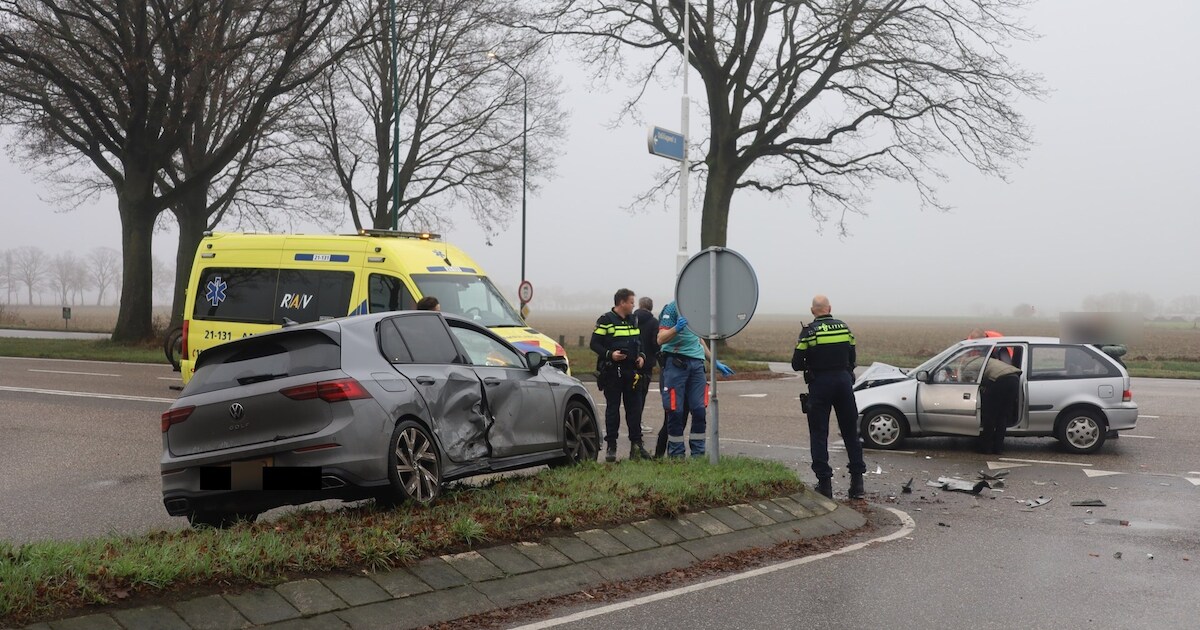 Twee auto's botsen op kruispunt in Odiliapeel, klein kind betrokken