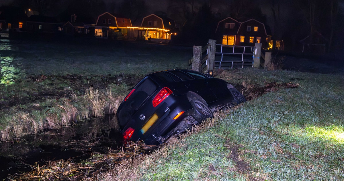 Auto glijdt sloot in langs de Burdinewei in Nes