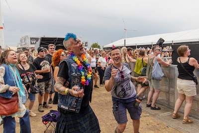 Eerste betalende editie van tributefestival Pinopop lokt bijna 10.000 bezoekers naar Lommel