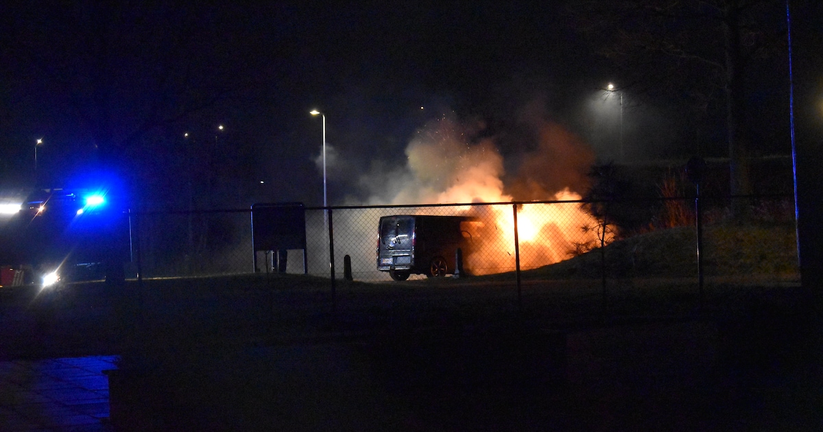 Bestelbusje in brand op de Verbetering in Groningen, zwaar beschadigd