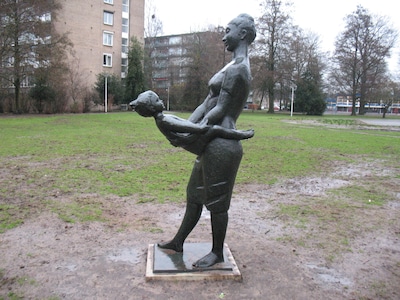 Hier in Almelo vind je een moeder met kind die altijd stilstaan