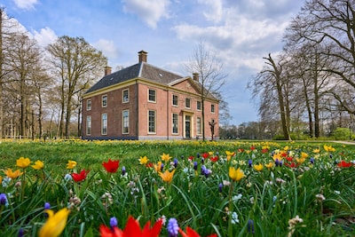 Gidsen geven rondleiding over Landgoed Kernhem in Ede