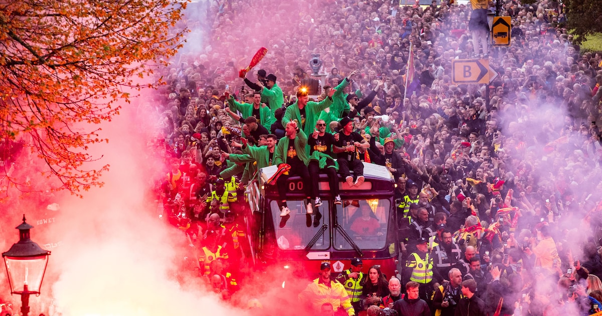 In het archief zoeken naar bewegend beeld van bekersucces Go Ahead Eagles: nog één keer nagenieten