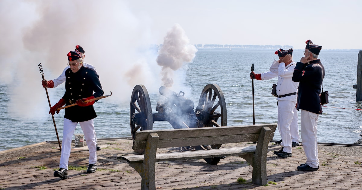 Met kanonschoten over het Haringvliet eert Hellevoetsluis zijn militaire verleden