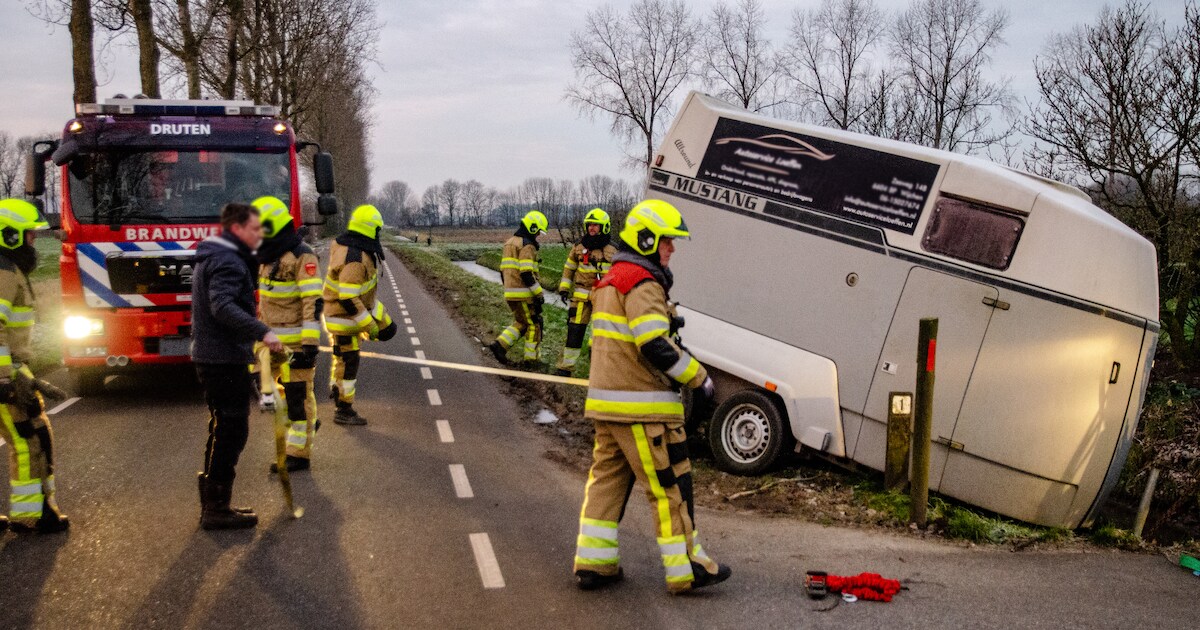 Paardentrailer met paard in sloot terecht gekomen in Bergharen | Wijchen