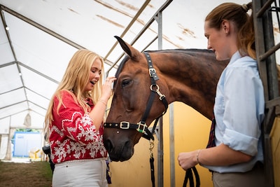 Knuffelen, kroelen en kusjes op de neus: tussen de paarden is prinses Amalia pas echt op haar gemak